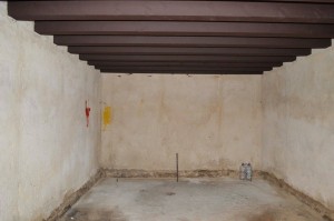 Interior sin candado, con pintadas y botellas.