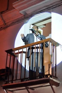 Trini de La Isla, cantando desde el balcón.