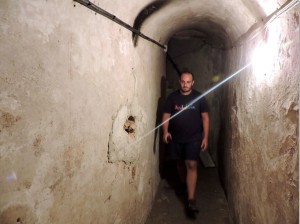 Eugenio Belgrano, por la galería principal de las criptas.