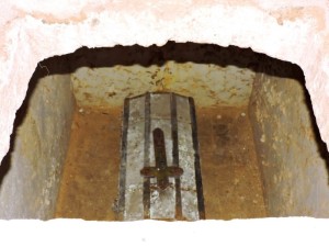 Recreación de un féretro en el nicho principal.