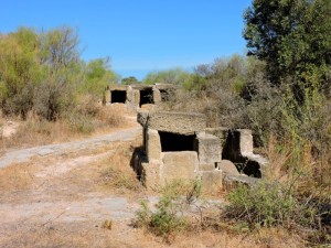 Conjuntos funerarios expuestos en la ladera del Cerro.