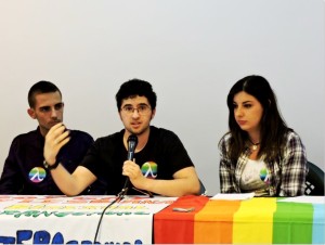 Alex Salinas preside la mesa.