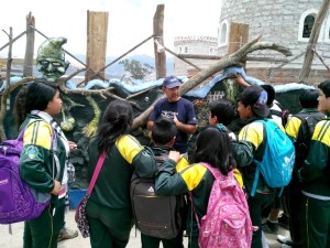 Con los jóvenes de la zona.