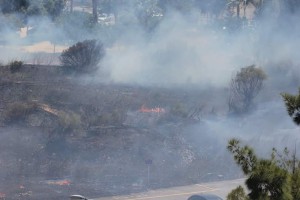 Incendio en un solar isleño.