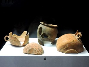 Fragmentos de vasijas de paredes finas, siglos I-II a.C. Expuestas en el Museo Municipal.