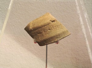 Fragmento cerámico con inscripción fenicia, en el Museo Histórico Municipal.
