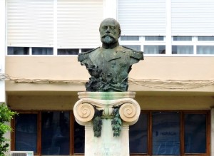Busto del General Pidal, frente a la Iglesia del Carmen