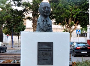 Busto dedicado al autor carnavalero 'Requeté', en la Bazán