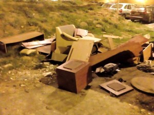 Muebles acumulados en zonas verdes.