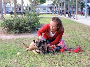 Marisa acaricia a su leal compañero.