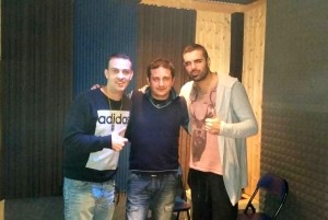 Diego Gallego posa con los artistas.