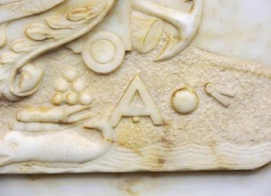 Símbolo masón en un monumento de la ciudad.