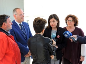 La alcaldesa atiende a los medios en el Centro Cívico.
