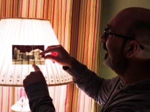 Diego Moreno observa un negativo del Castillo de San Romualdo.