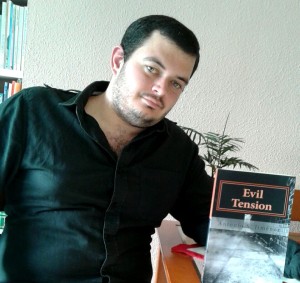 El escrito junto a su obra, en formato físico.