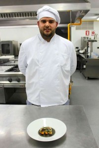 Enrique Jones con su propuesta sobre la mesa.