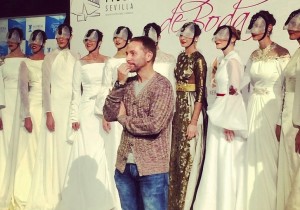 Juan Vara, junto a una de sus colecciones.