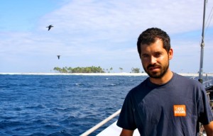 El entrevistado viste una camiseta con el logo de 'Tara Oceans'.