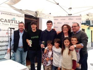 Los ganadores posan con su trofeo.