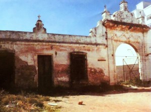 Portada del patio, antes de su demolición.