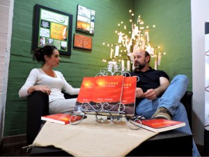 Boni junto al propietario de la librería, Gonzalo Alías.