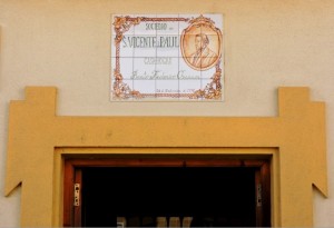 Azulejo en la fachada del albergue.