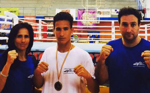 El entrevistado entre sus padres, Toñi Jurado y José Carlos Vera.