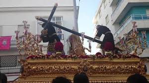 Vista del Cirineo auxiliando a Jesús y de la talla barroca de su Paso.