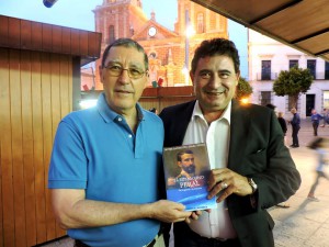 Javier Sanmateo (dcha.) junto a Juan Antonio Vijande (izda.) durante la firma de ejemplares.