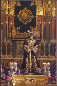 El Nazareno delante de su altar.