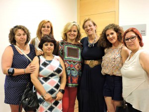 De Alba posa con miembros de la asociación tras aprobarse la moción.