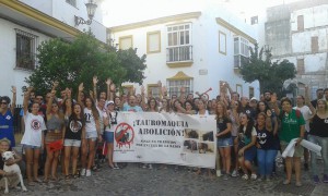 Manifestación antitaurina a las puertas de la Plaza de Toros de San Fernando. 