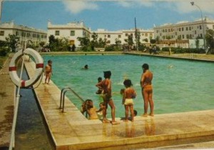 El Castillo de San Fernando. Piscina descubierta municipal de San Fernando.