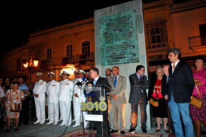 El autor del artículo, durante la inauguración del monumento a Las Cortes.