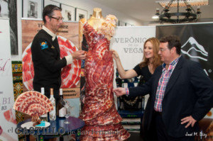 Instante en el que los artífices cogen el primer trozo de jamón del traje. Foto José M. Diez.