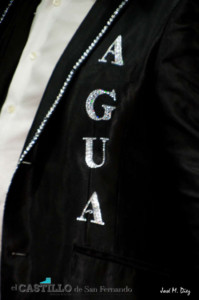 Detalle de la chaqueta de José Alamo con el nombre de su nuevo trabajo. 'Agua'.