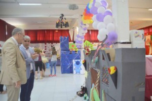 Francisco Cid Fornell explicando la exposición de este verano al concejal de educación, Antonio Rojas.