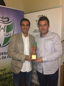El premiado Alberto Moreno Bernal acompañado por Jesús Moreno Pérez.