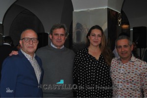 Los Hermanos Fernández Alonso junto a Manolo Correa en el homenaje sorpresa a 'Niña Pastori'. Foto Alexy Goes.