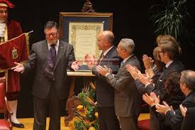 Alfonso Berraquero García recibiendo su distinción.