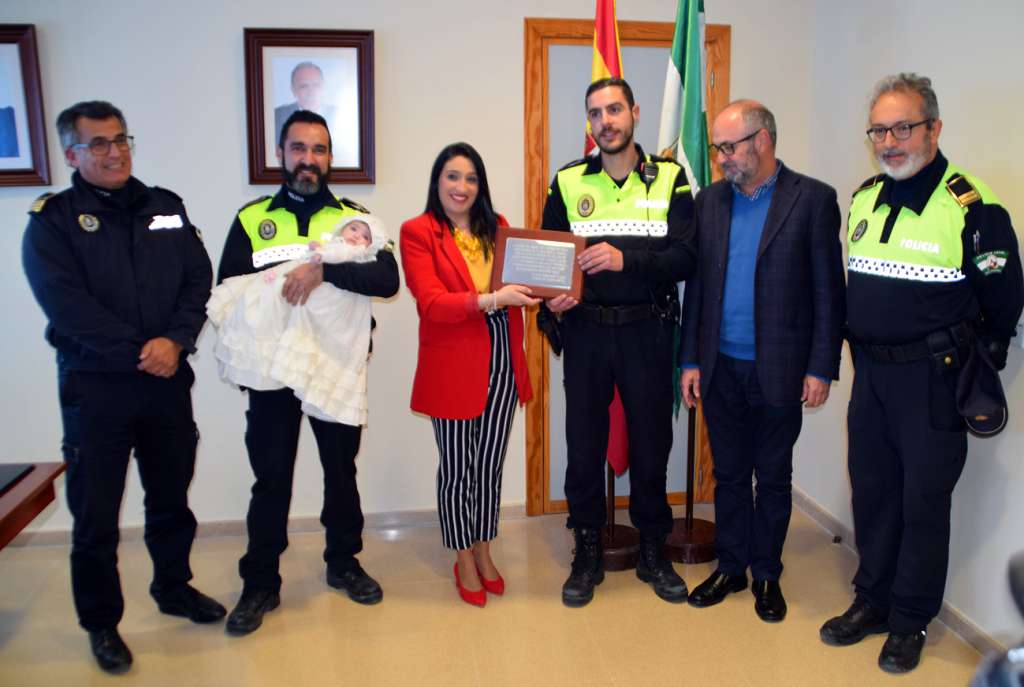 Homenaje a los dos agentes de la Policía Local que salvaron a una ...