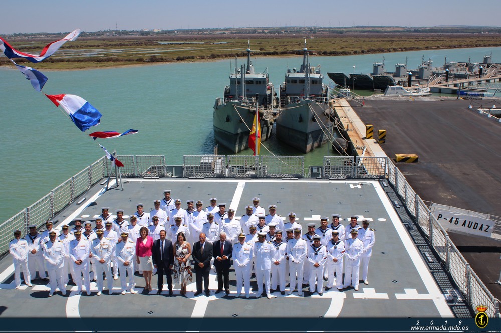 Accion De Subir A Un Barco