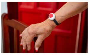 Una mujer porta el dispositivo de acceso al servicio de teleasistencia - Junta de Andalucía