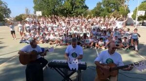 Los niños y maestros rinde homenaje con su canción '7.000 sueños cumplidos' - El Castillo de San Fernando